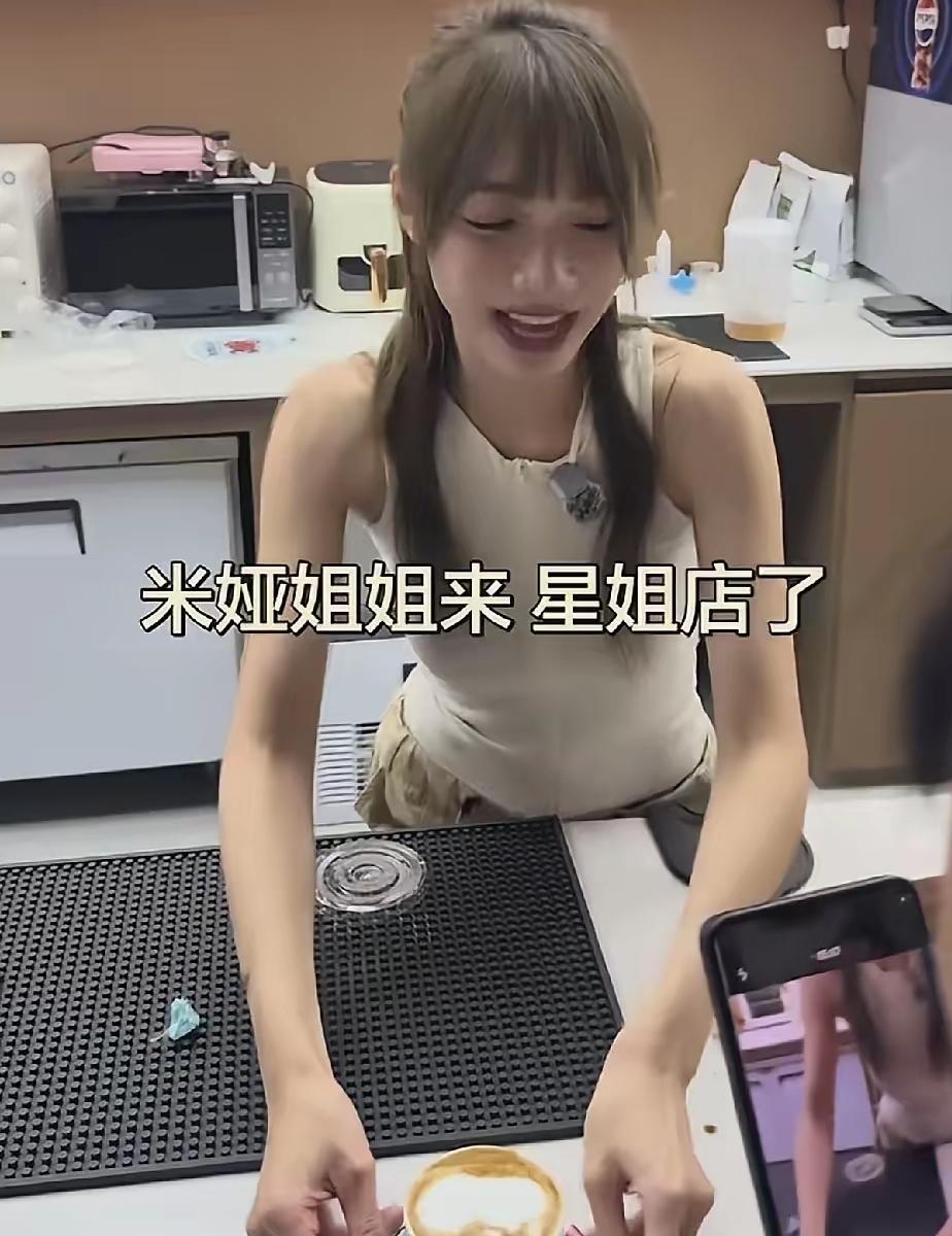张雪老婆的新店开张！
第一个赶来帮忙的，
很多人都没想到，这第一个帮忙的竟然是张