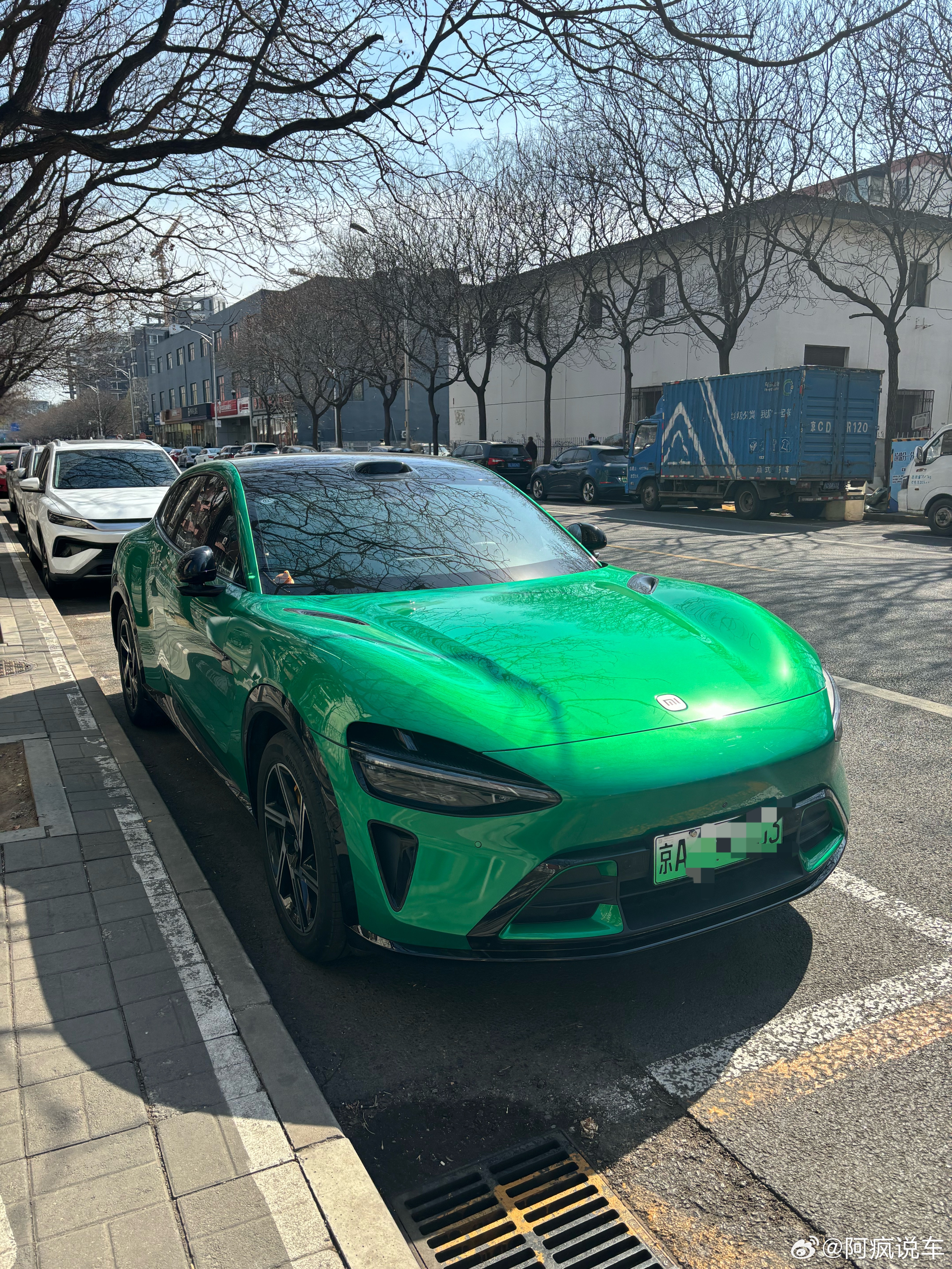 阳光一照，小米YU7宝石绿更好看了… 