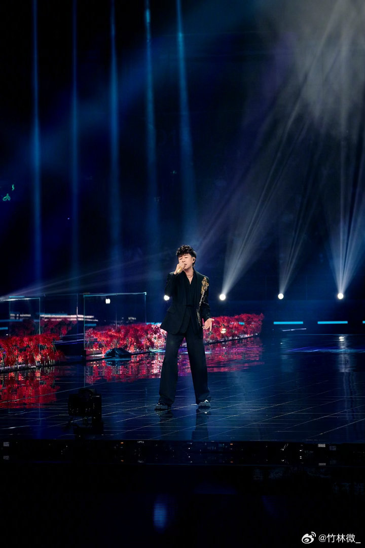 偶遇胡彦斌独自公园野餐网友偶遇胡彦斌在公园野餐，晒太阳吃蛋糕超惬意，连路线都被扒