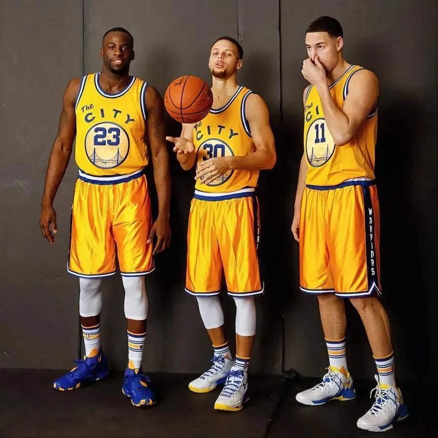 天王老子来了，NBA历史上最伟大的“三巨头组合”也得是以下这三个：

1、勇士三
