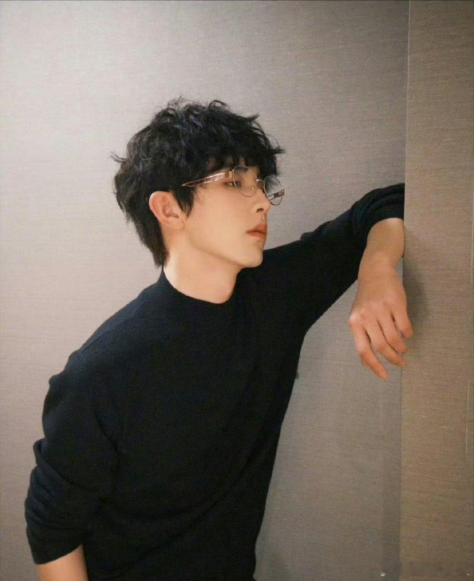 郭俊辰当我穿上男人最性感的衣服郭俊辰穿黑色短袖也太性感了，又萌又帅超有魅力，每个