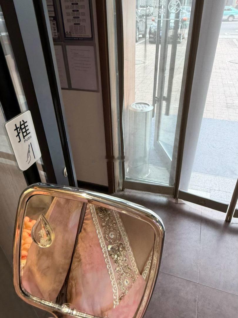 嘿嘿 运气好好 镜子从脸平行的高度掉地上摔了两个圈圈 没有砸碎今天可以买刮刮乐了