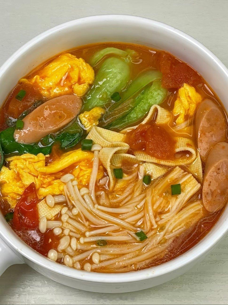 人间烟火藏着人生道理，美食入口短暂香甜，背后是长久用心。就像生活不必急于求成，默