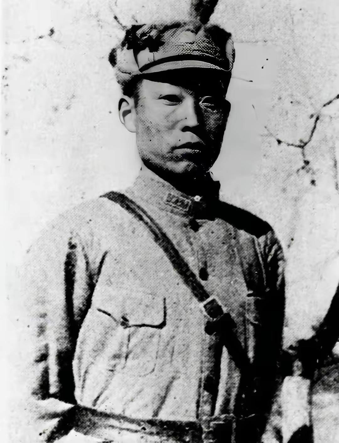 那张照片里的赵登禹将军，穿着笔挺的军装，腰间挎着大刀，目光如炬，直视前方。很多人