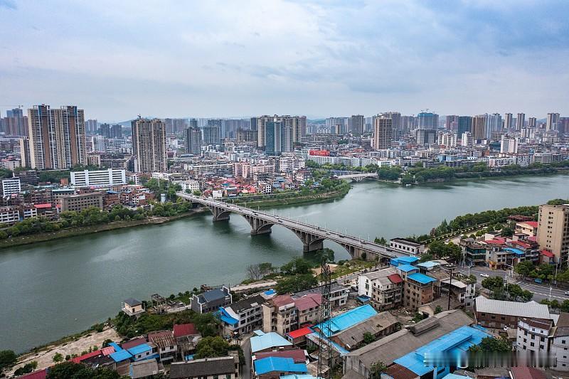 湘潭市区要发展空间，只能向湘潭县要地。
从建市开始，先后划走了湘潭县的县城、以及