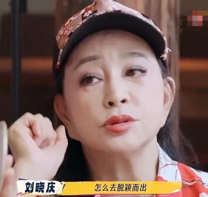 “签了十几年？
这简直是把自己最宝贵的青春全押上了！
”当刘嘉玲听到新人余宇涵背