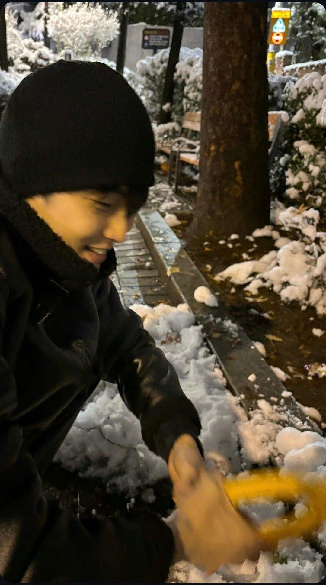 洪承汉初雪正面照  洪承汉初雪营业🈺 夹了个小雪人，露出正面照  