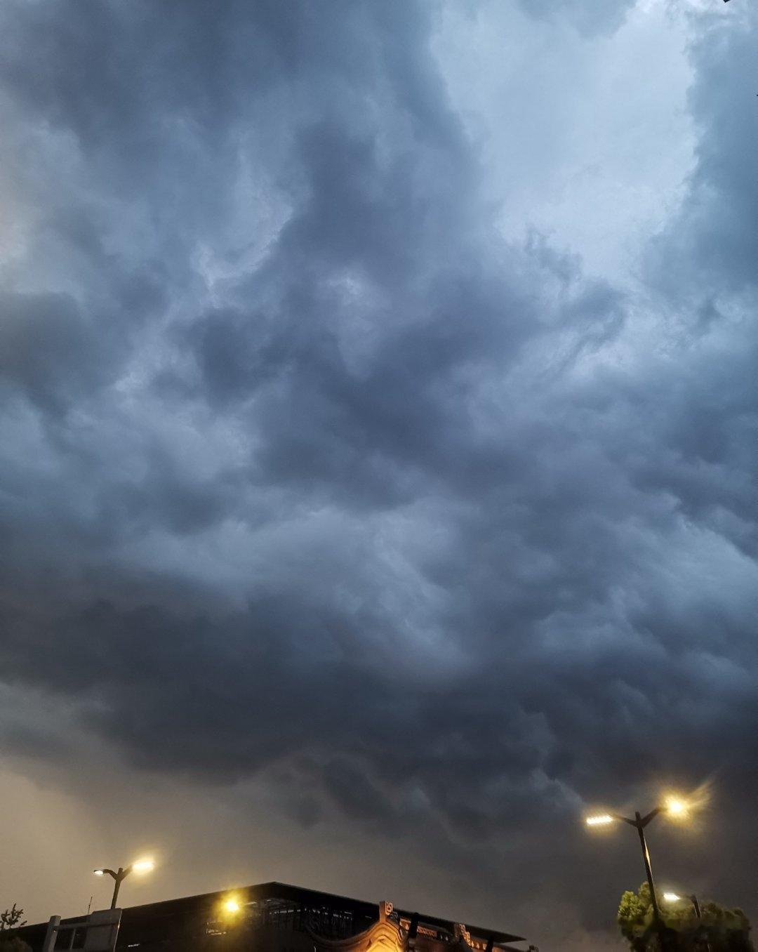打算出去走一走，看起来要下雨了呀 