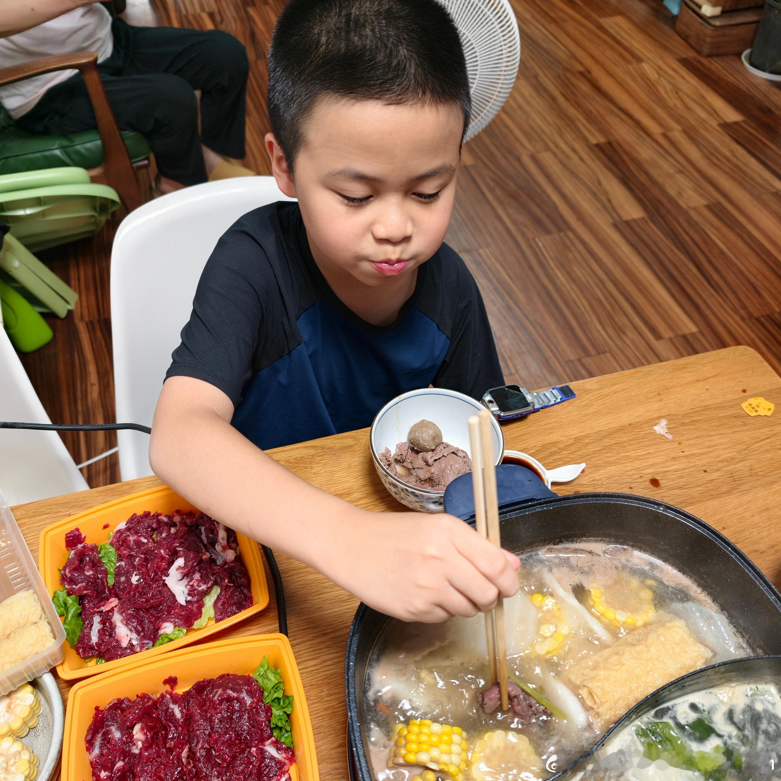 不吃饭的孩子请全部送去游泳，回来可以吃下一头牛！ ​​​