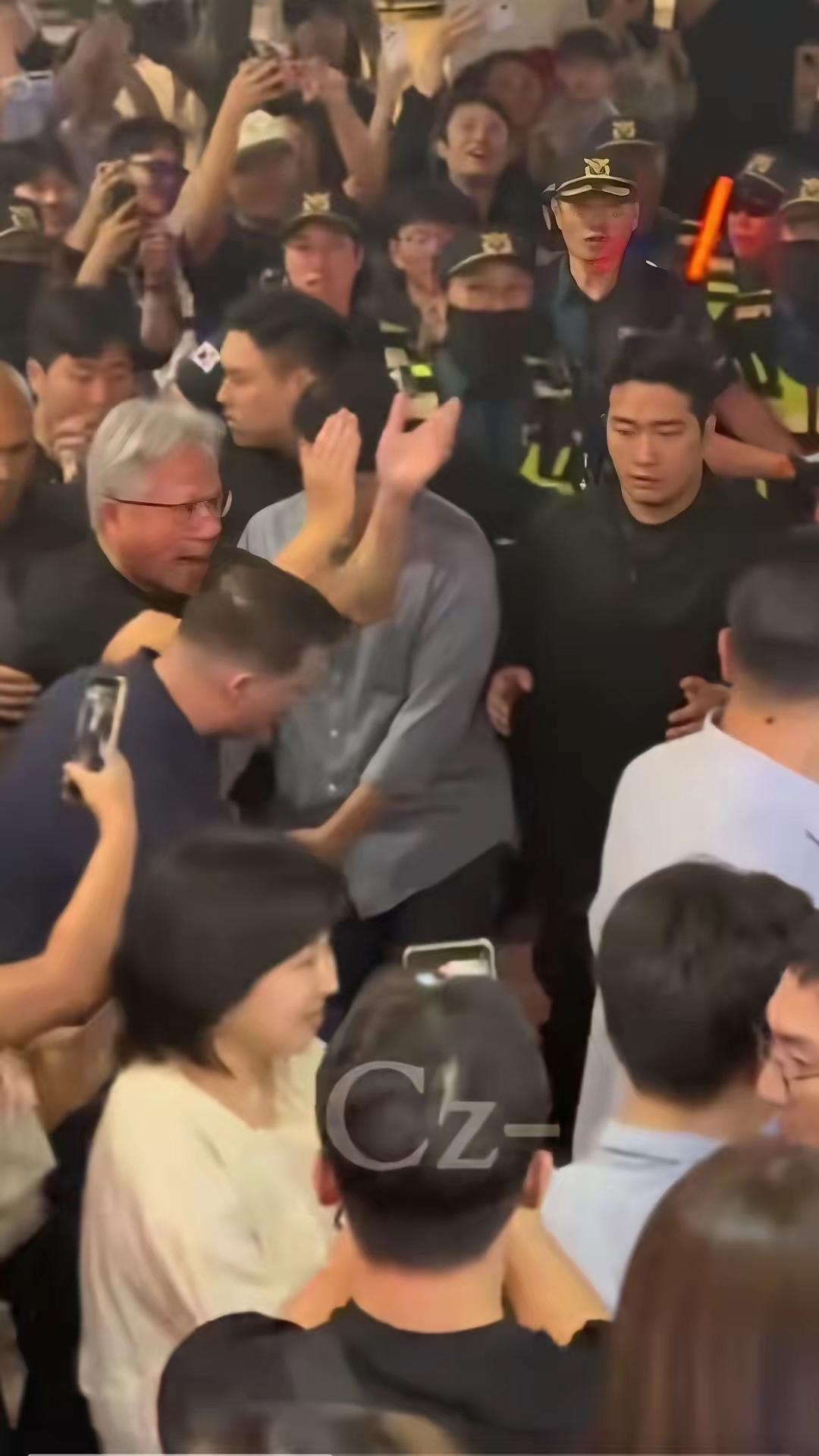 6月5日晚上，英伟达CEO黄仁勋现身韩国首尔弘大商圈的一家咖啡店，本来只是工作之