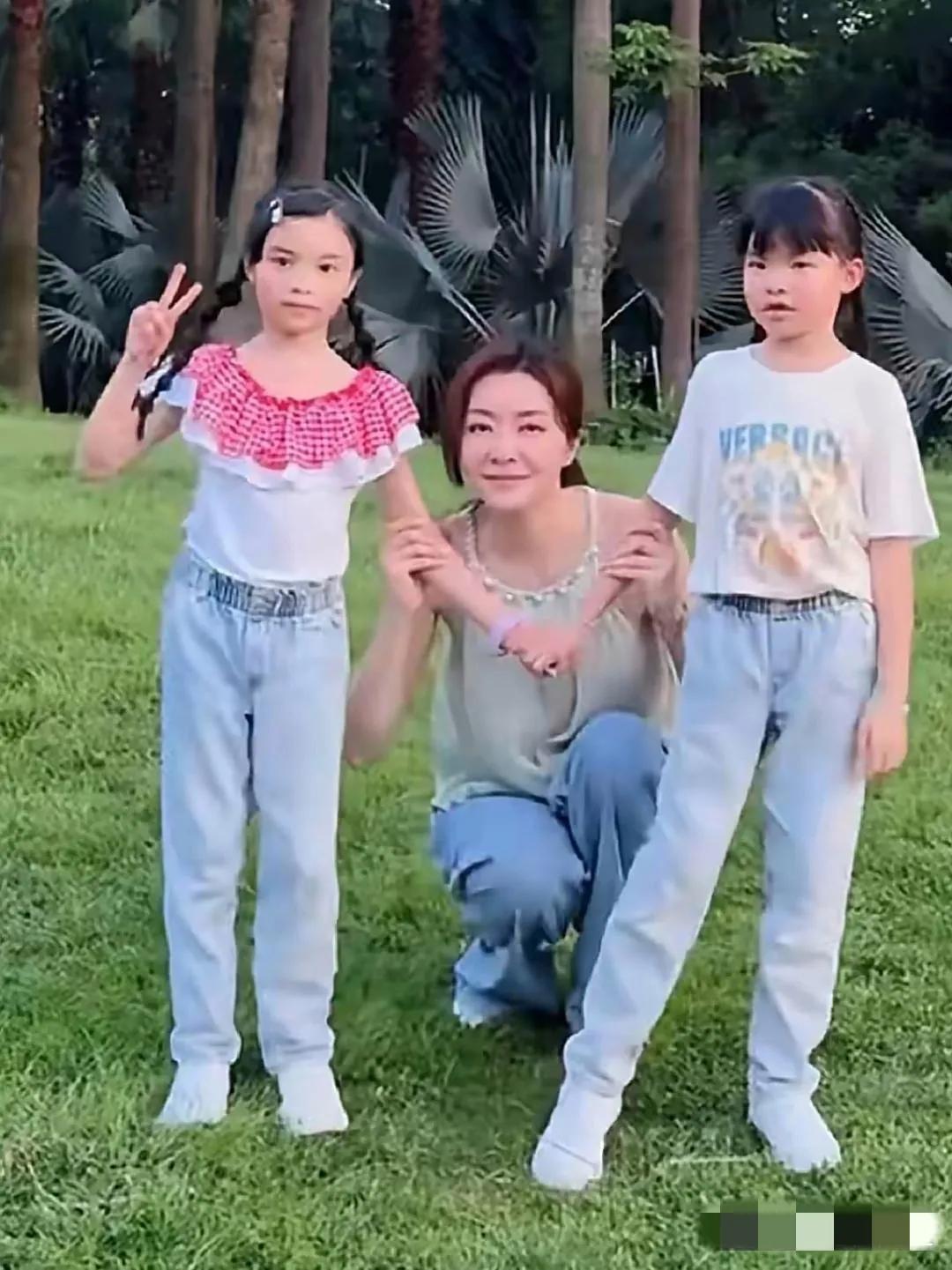 哇塞，熊黛林的两个女儿虽然颜值一般般，但都遗传了她的大长腿，看上去个头都好高身材