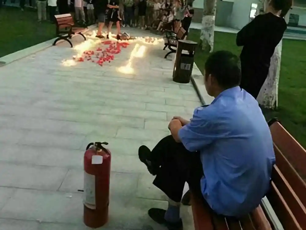 尽职尽责的保安大叔，一但有风吹草动，立马第一时间冲上去 