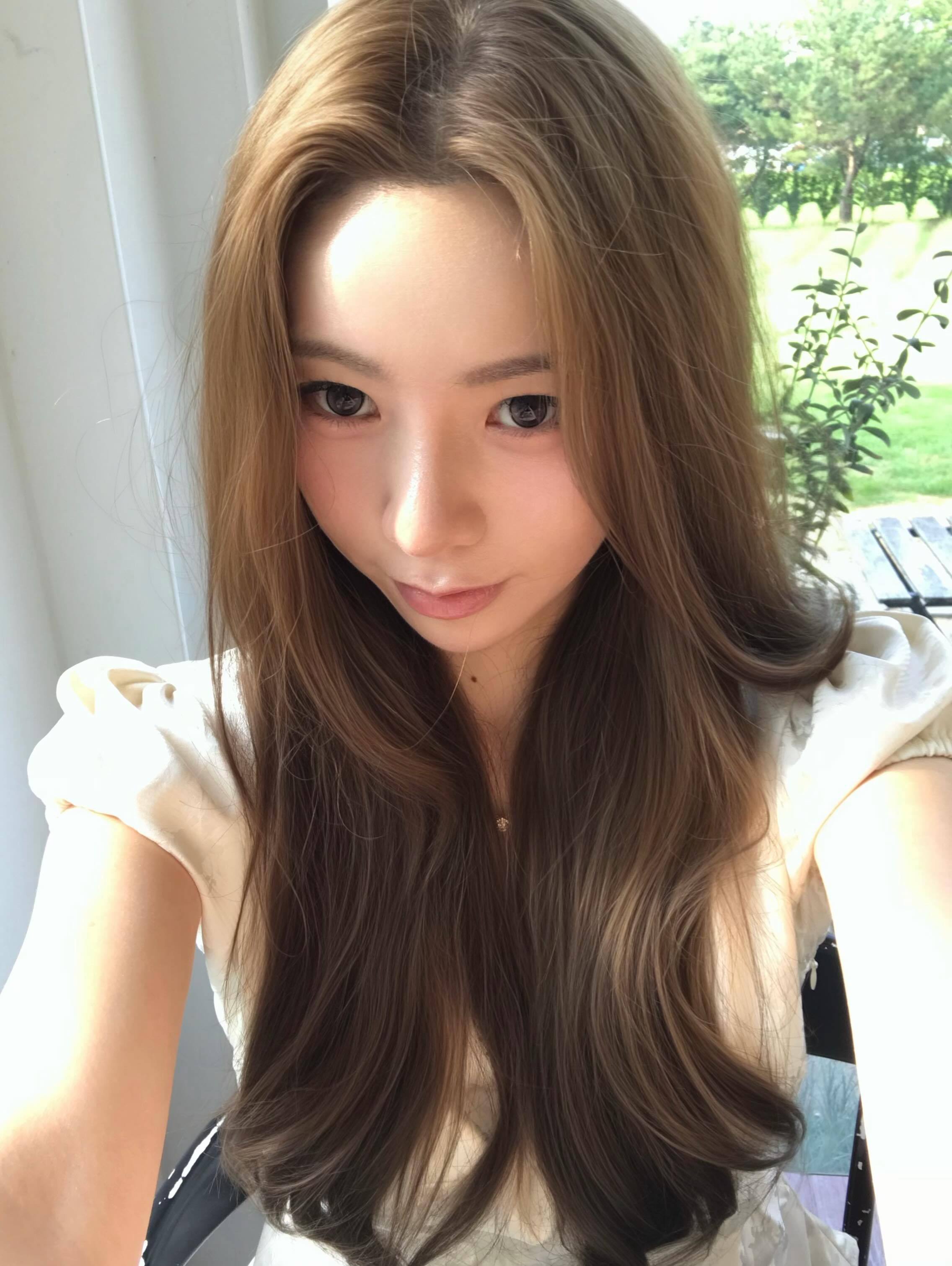 换乘恋爱4 智妍ins更新：时隔好几年拿iPhone7试试看好像带点复古质感自然
