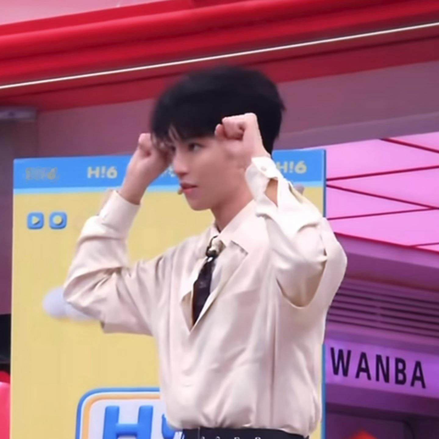 萌得我不行了。。。。。。。。猫猫拳✊🥺✊杨迪打断王俊凯 / 王俊凯发言持续爆灯