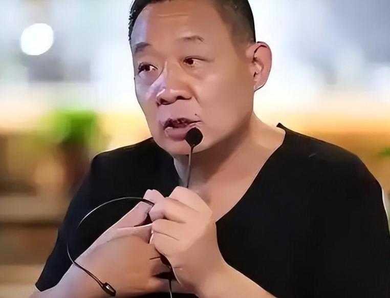 一个开良心超市的，有些不明身份的喷子，老是攻击于东来，动机不纯！
 
仁者见仁，