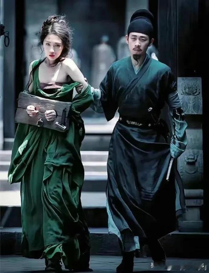 哇，看张艺谋导演的《满江红》，真是每次都有新发现啊！注意看那两位演员的眼神，男的