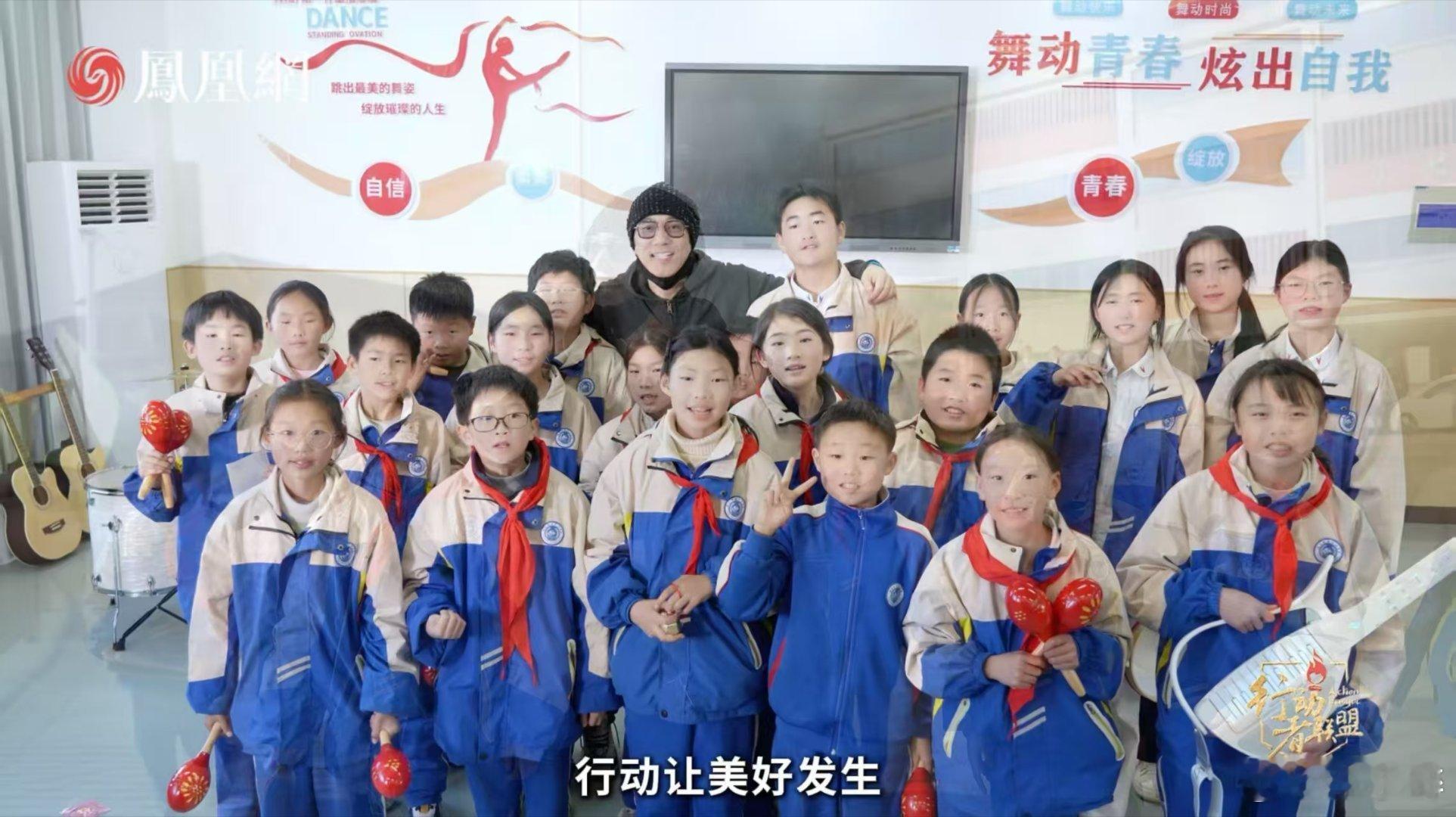 55岁林依轮从林叔变林哥林依轮在安徽教小孩唱歌做公益55岁林依轮赴小学教音乐，从