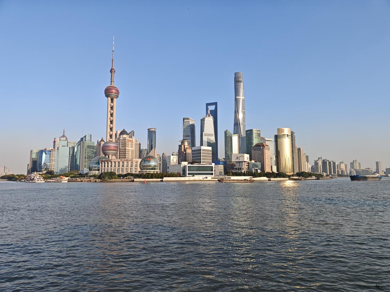 上海浦东陆家嘴，25年前第一次来这里时，比较明显的超高建筑只有金茂大厦和东方明珠