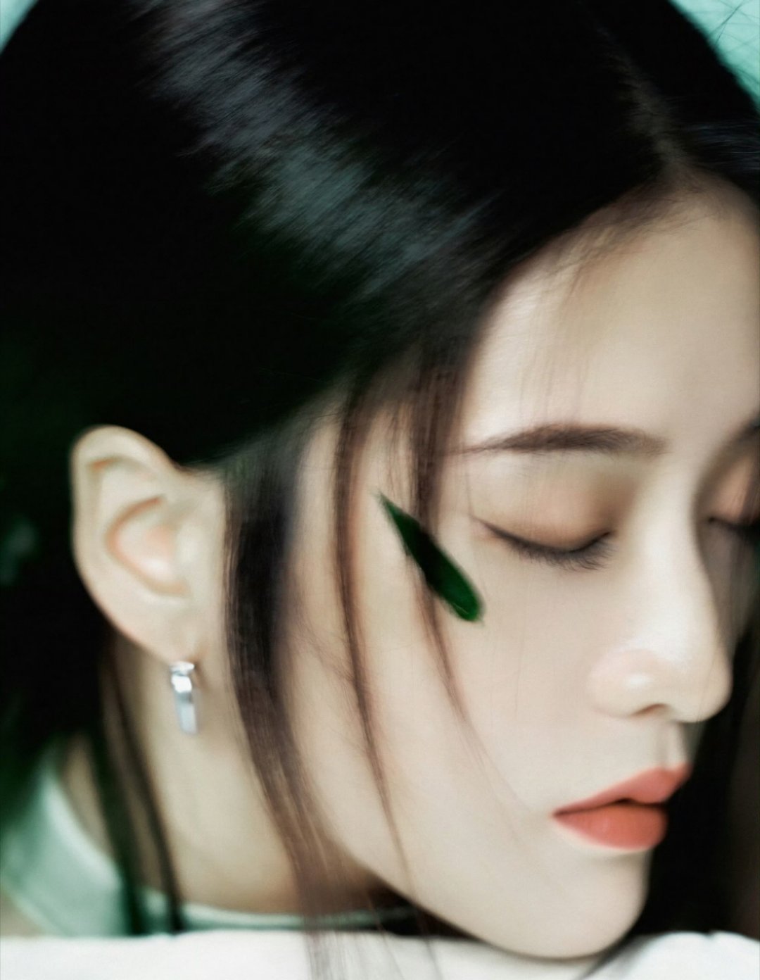 张雪迎竹林意境大片好绝这穿搭气场真的好高级期待更多作品～ 