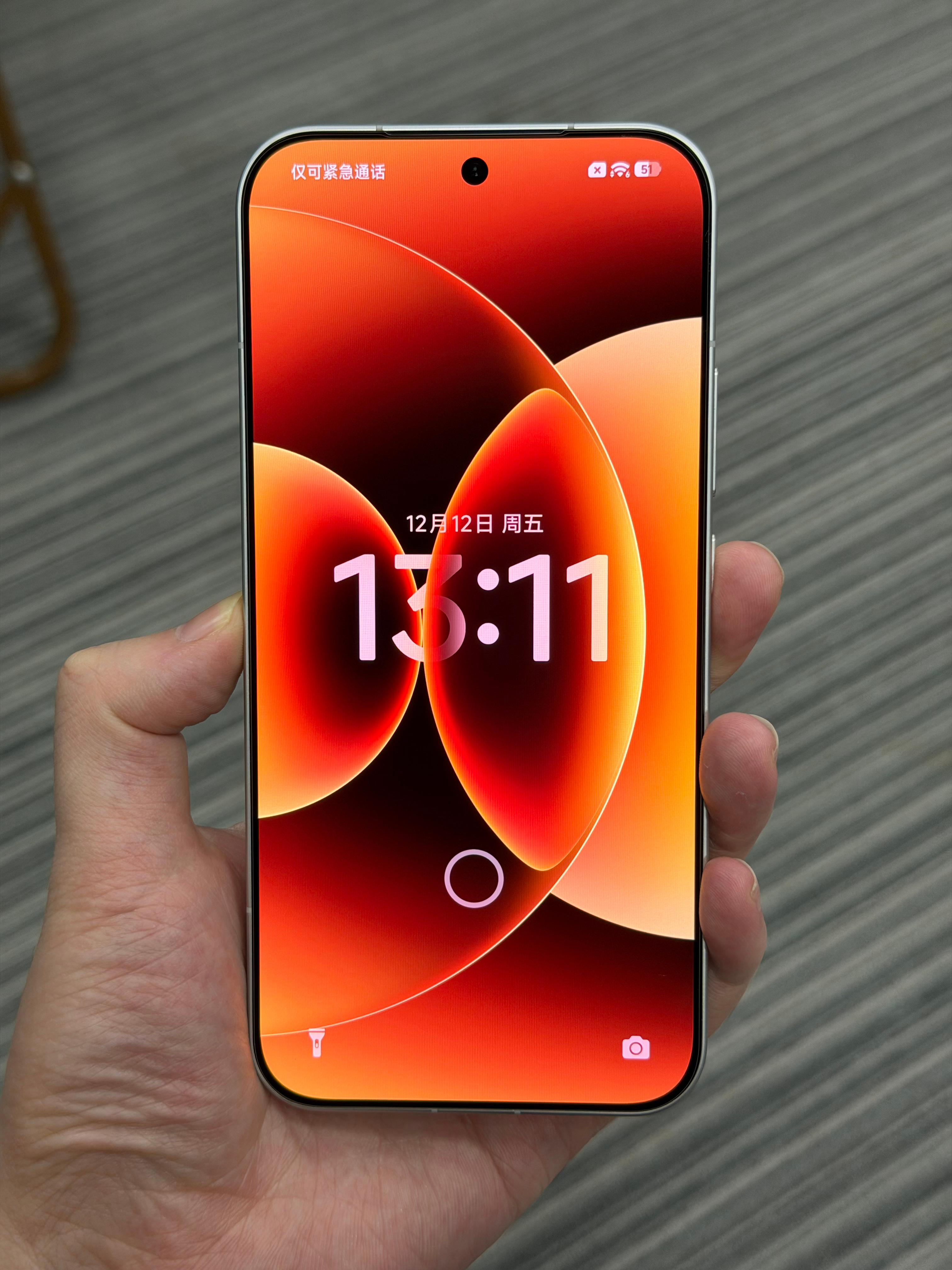 兄弟们，爆哥真是个做膜的神人，这张钢化膜 薄的跟一张软膜一样 它居然还做了 AR