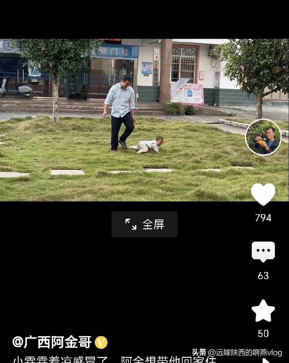 宝宝每天的活动量很大，建议大人给他起床时后背垫块半大毛巾，出汗多了给他抽出来再换