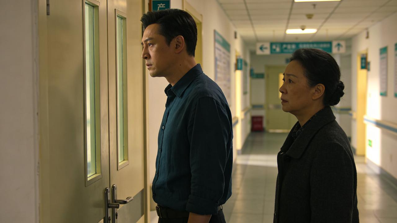 山东滨州，一名男子和母亲守在产房外，满心牵挂待产的妻子。医生抱出新生儿时，他未先