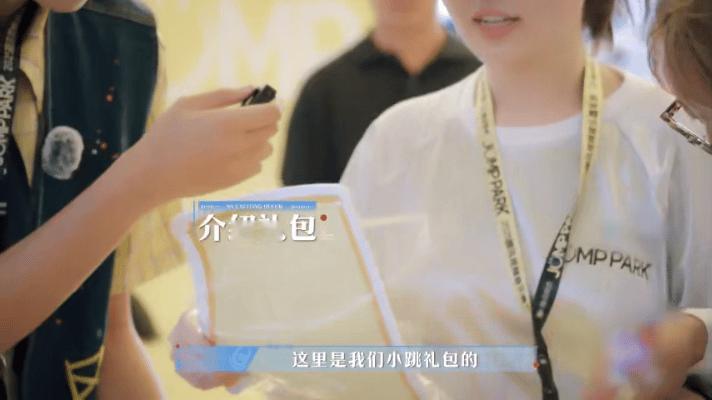 贺峻霖说冯程朗提高了质感令人心动的offer 音乐节直播的新标杆来了！冯程朗游刃