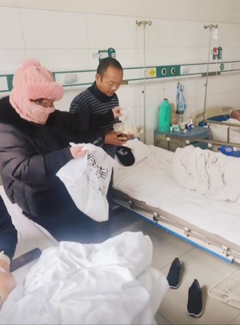 “山东人好样的”，本月山东一女子给住院的公公送饭，看到同病房的老人没人照顾，吃的