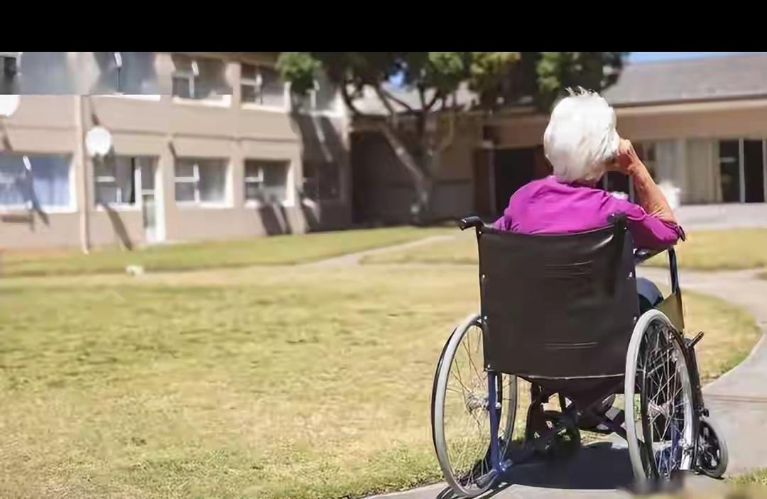 别再死磕保姆和养老院，邻里低偿互助养老才是普通人最适配的路子，低成本还能守着自家