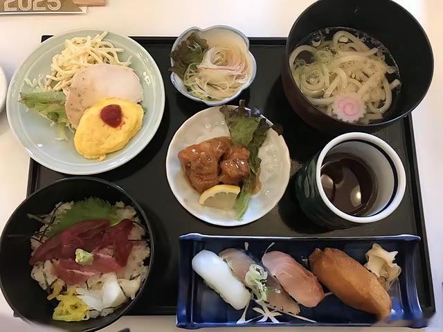 1，日本议会议员们的食堂餐2，日本自卫队队员的食堂餐3，日本初中的食堂餐，看得出