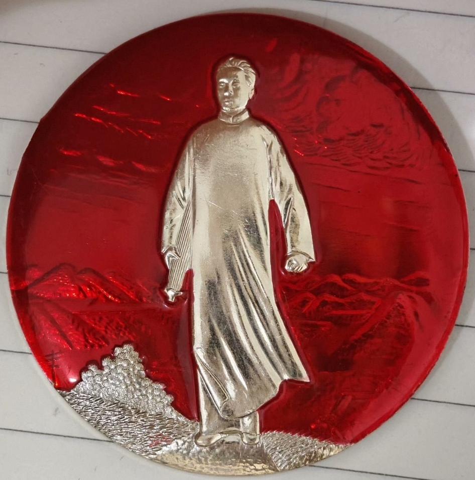 我认为要说200元收了两枚毛主席像章很值，毛主席像章不能拿金钱来衡量它的价值。毛