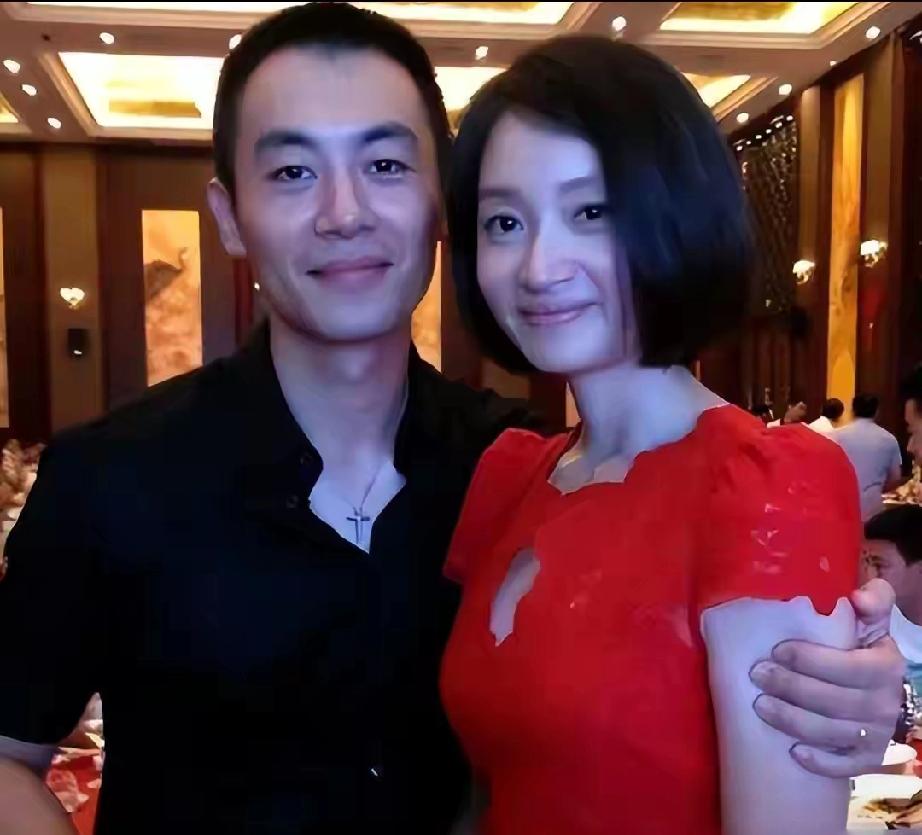 婚变传闻澄清一年，朱亚文近况曝光，宋佳当年评价太精准
 
           