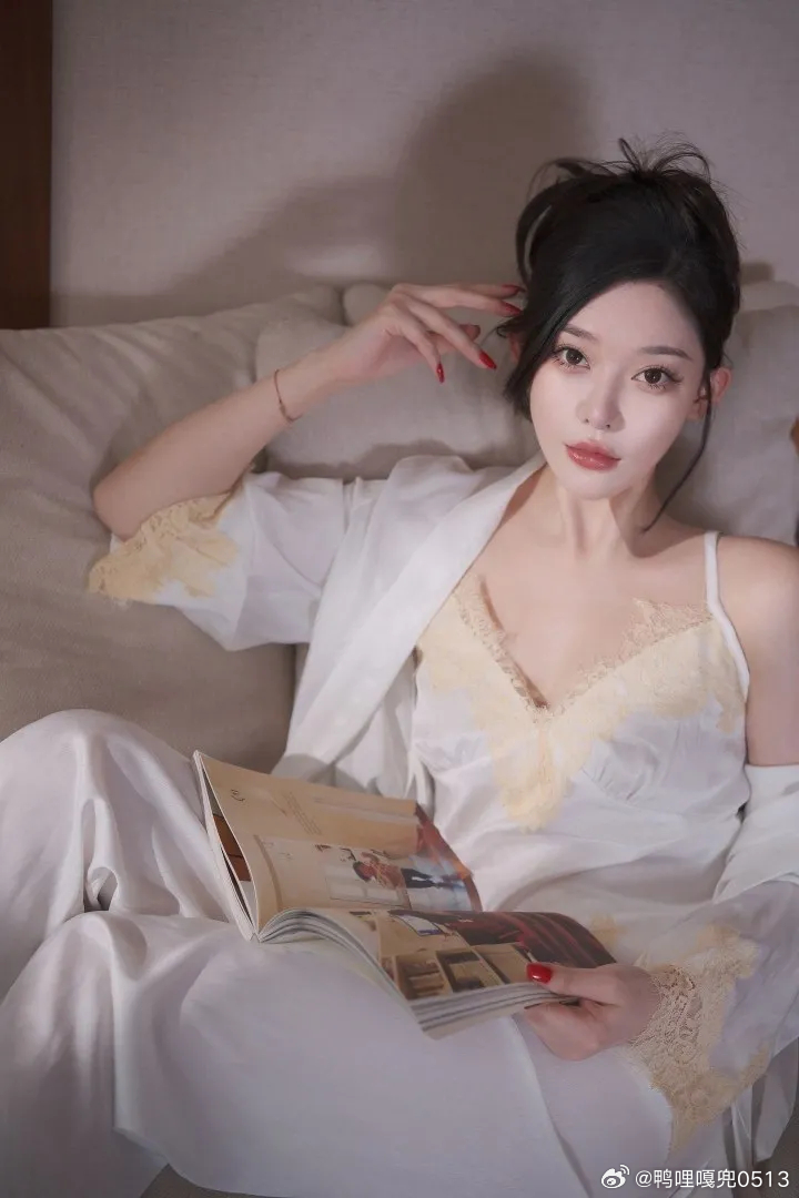 美女日常分享热门美女 白色缎面垂坠感套装真的太好看了吧 