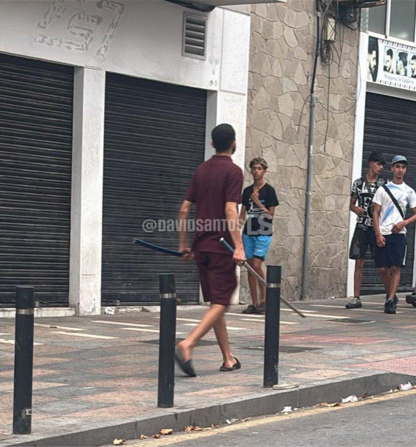 手持长剑的摩洛哥非法移民走在休达大街上，短短一天时间就有5约名移民进入休达，这让