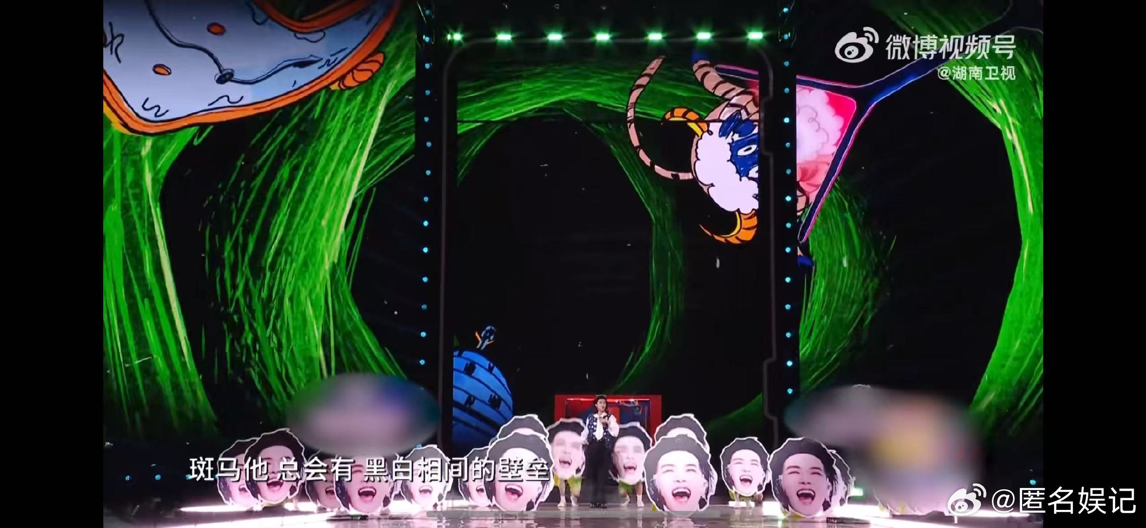 华晨宇唱着唱着被举起来了跟着歌手去怀化演唱会第五届湖南旅游发展大会跟着歌手去怀化