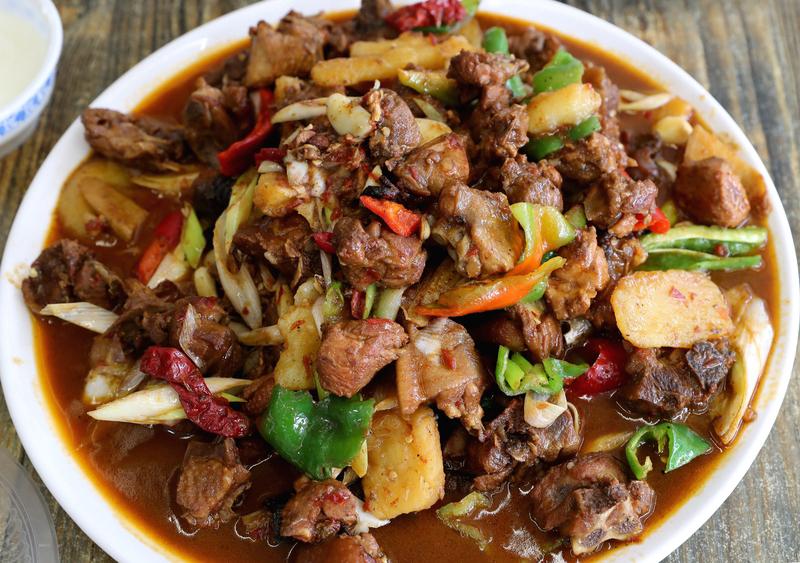 新疆大盘鸡成河南“省菜”，这事儿挺有意思。抖音博主“赛博食录”曝光个冷知识，河南