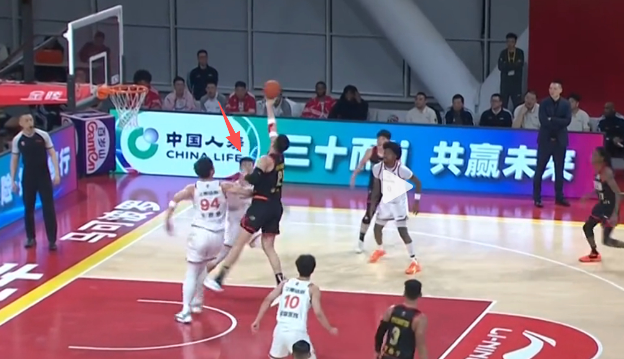 对方大概已经85%控制了这个篮板，这个时候你是箭头所指的球员，你会怎么做？A：往