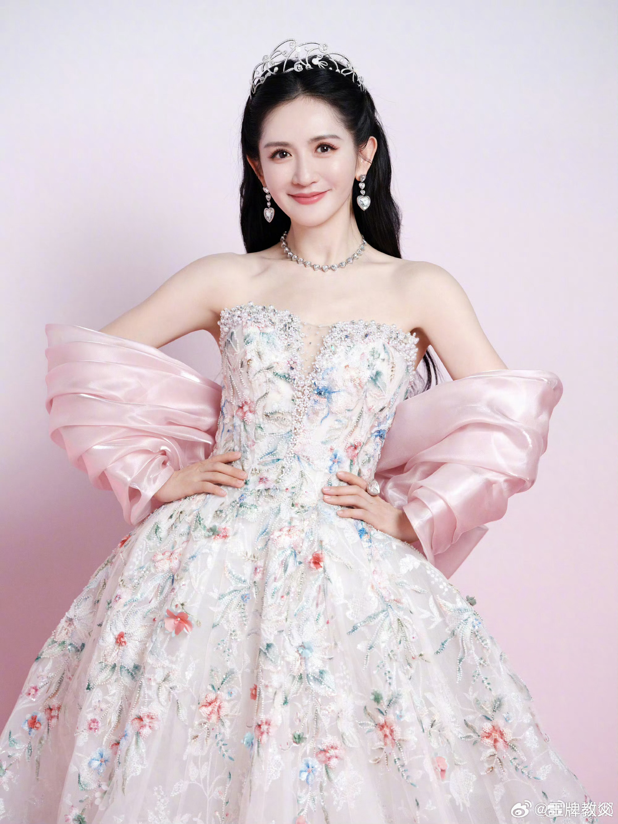 谢娜垫话直至转场完成浪姐直播提词器被拍出，谢娜直接就是一句“垫话直至转场完成”，