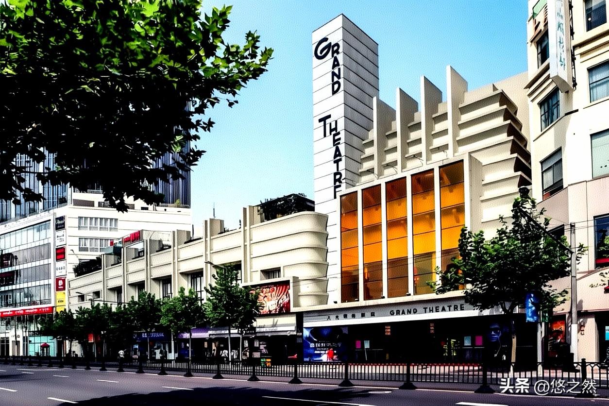 每次路过南京西路大光明电影院，都觉得这名字起得真好，敞敞亮亮的。电影院建于192