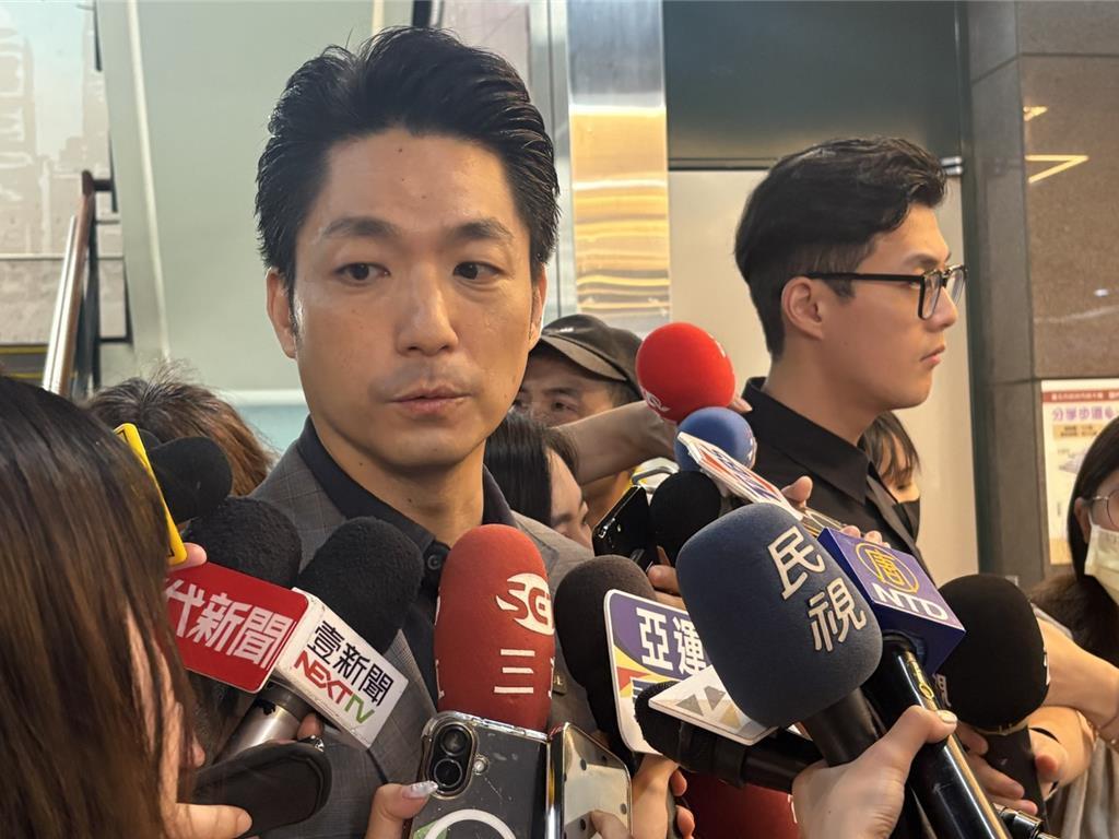 蒋万安陈时中互掐。
蒋万安方面：8月7日台北市长蒋万安在市政受访时公开表态，要求
