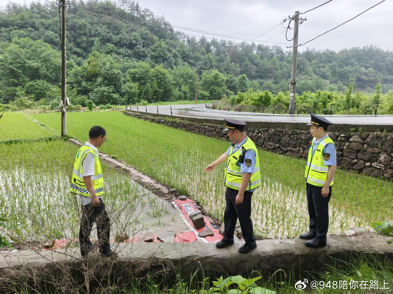 948快讯湖北交通执法 【桥梁排水冲农田 迅速处治护民生】5月27日，湖北省高速