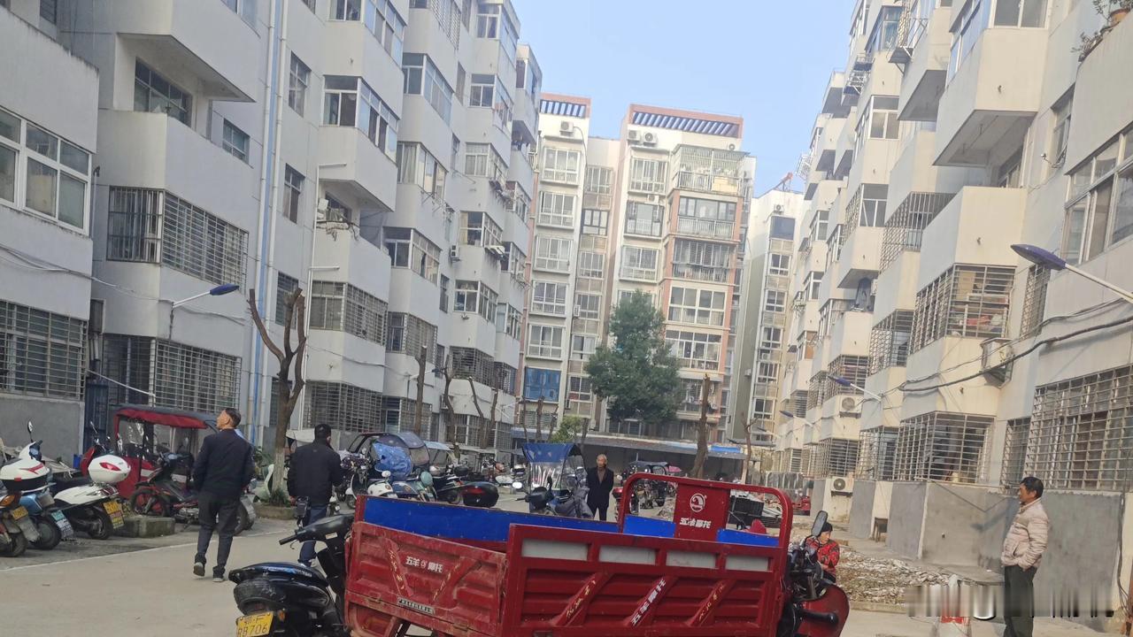 文笔挑战:本上联、下联都是原创，诚邀文友们前来对下联。

上联:福星映月新春到