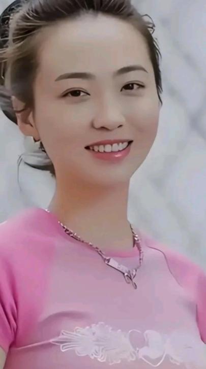 白珊珊，曾是恒大歌舞团团长，1989年生，顶级美女。

在高端舞台风光10年，老