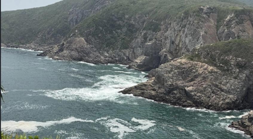 今（26日）晨11时许，一名女子在香港东龙洲对开堕海，渔船驶近发现，由渔民救起，