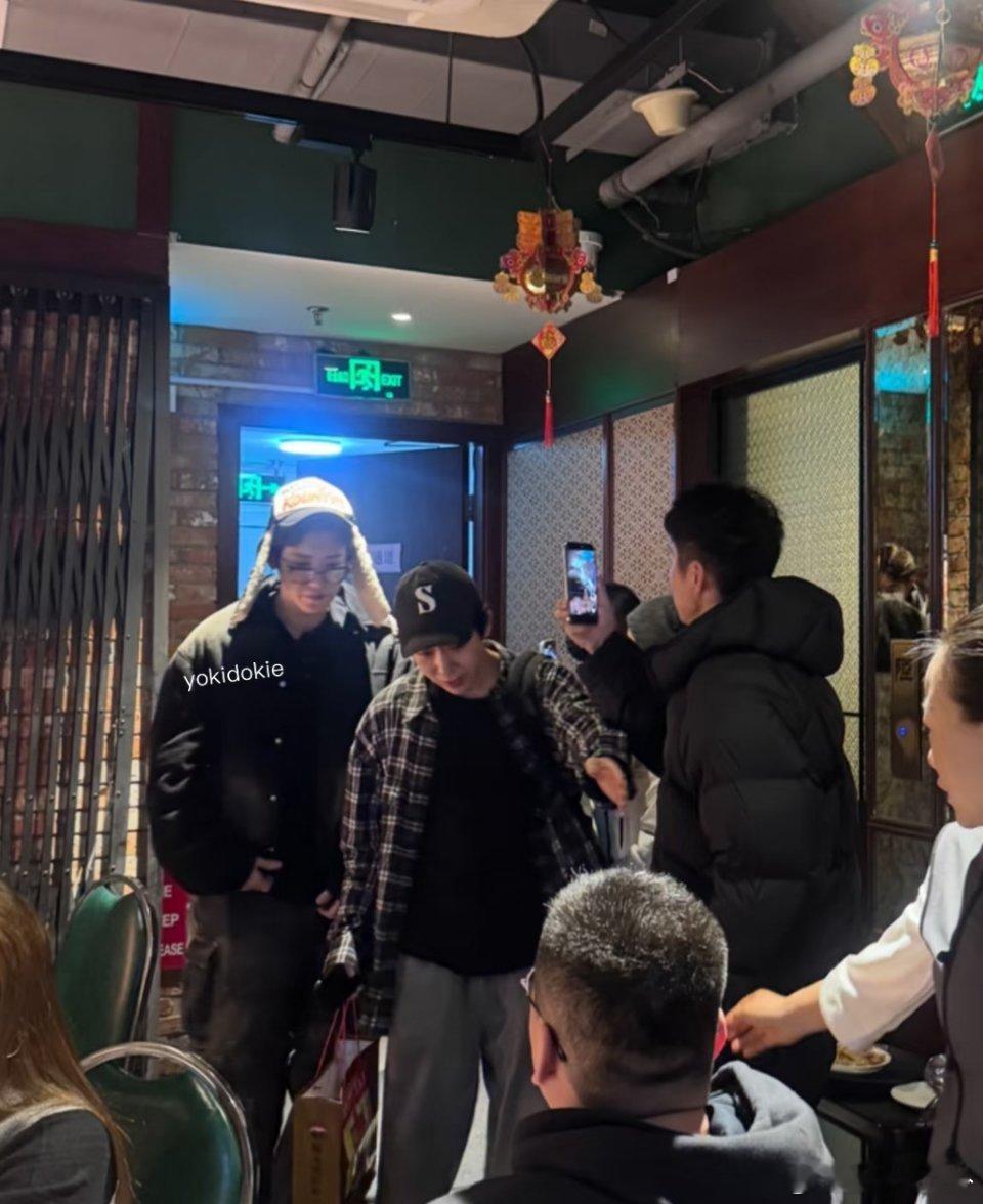 上海吃火锅偶遇EXO吃火锅偶遇EXO 哇塞！好羡慕！ 