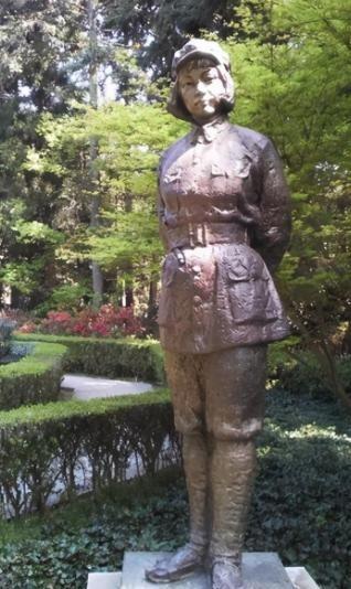 1929年，朱德和妻子正在吃饭，突然，十几个敌军踹门而入：“谁是朱德！”生死关头