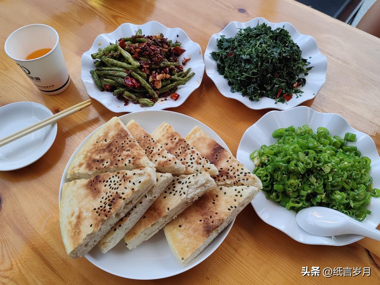 👱：回去吃还是就近找个农家乐？
👩：去农家乐炒盘辣子吧！
👱：吃完回去天都