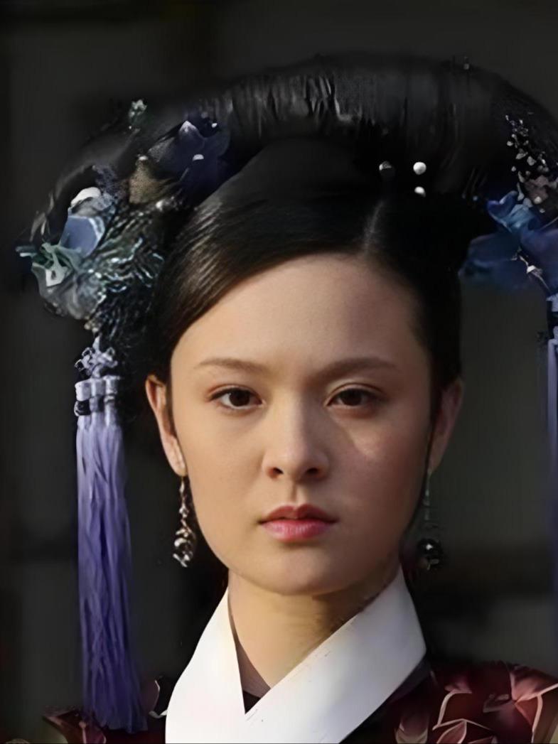 《甄嬛传》，曹贵人真不愧是华妃的军师。

甄嬛和沈眉庄被华妃暗算，她们想出了一个