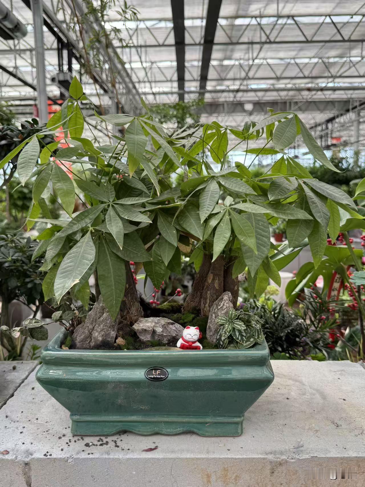 慢慢才明白，人生本就是一场独行，风雨也好，委屈也罢，没人能一辈子为你撑伞。不必纠