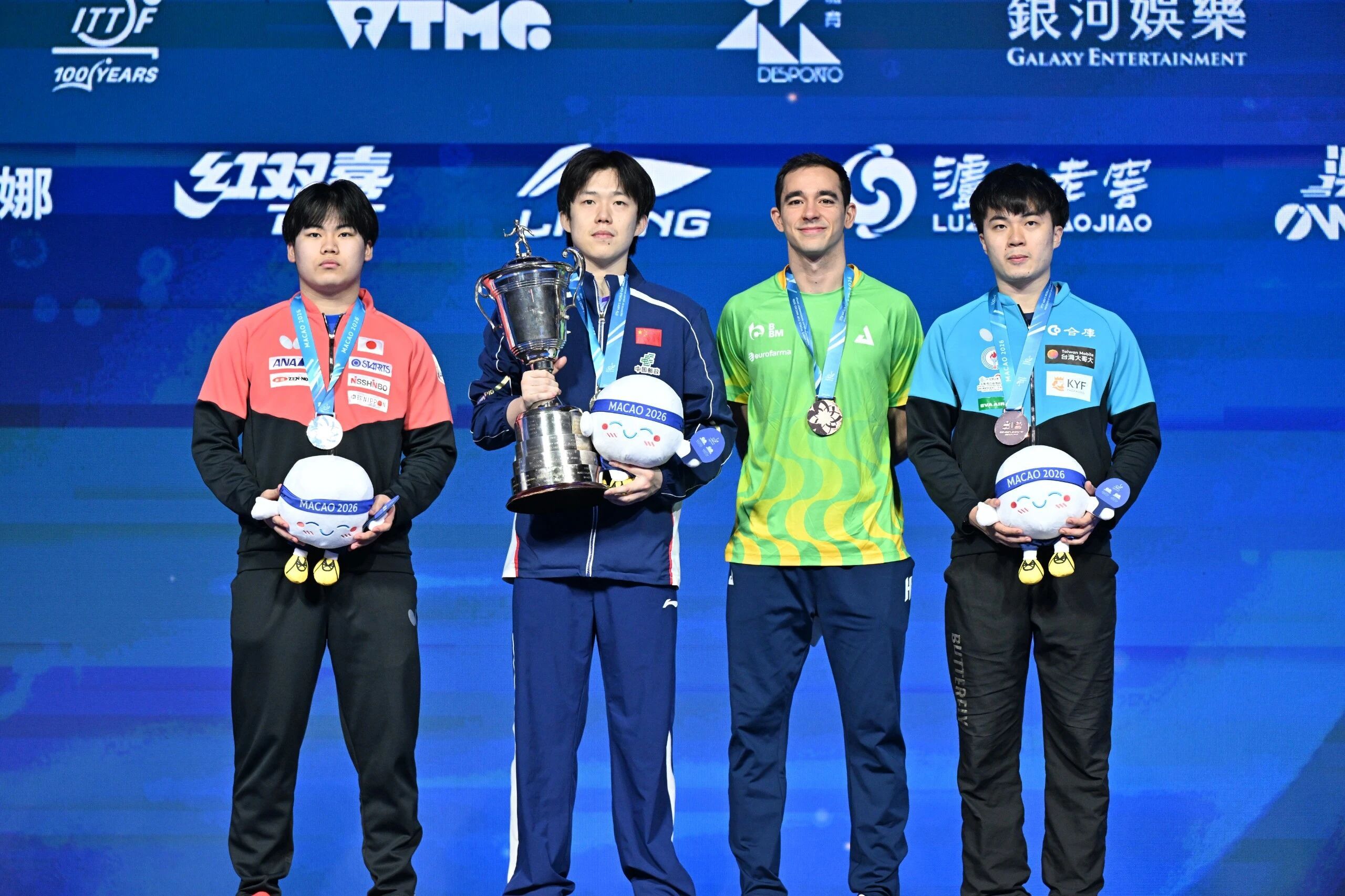 拍照时只有右手的雨果没有把左手持拍的波仔展示出来 